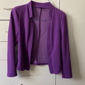 Has shoulder pads and not itchy